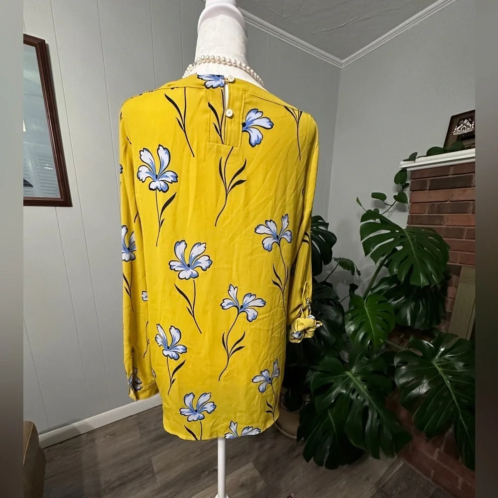 🛍️ Loft  Roll up sleeve blouse size XS excellent condition.